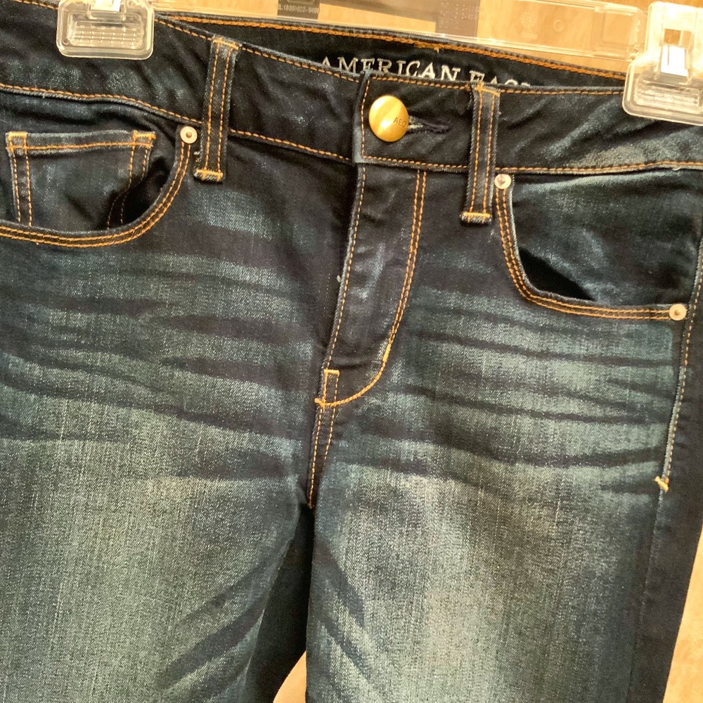 American Eagle Skinny Super Stretch Jeans.  Deeper Blue w/ Whiskering.  Size 4.